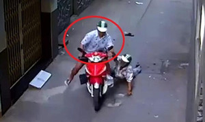 Clip: Dùng ống chích cướp xe ôm của tài xế lớn tuổi, đạo tặc bị dân tóm gọn