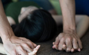 Tạm giữ gã cha dượng hiếp dâm bé gái 11 tuổi