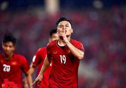 Hình ảnh cầu thủ Quang Hải bị thương vào đề Hóa học khiến học sinh hào hứng