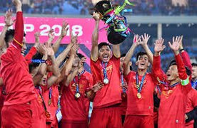 Tuyển Việt Nam chuẩn bị Asian Cup: Duy Mạnh, Văn Hậu chơi chuyền bóng bằng đầu