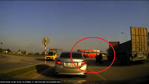 Clip: Nam thanh niên vượt đèn đỏ suýt bị xe khách đâm thảm khốc