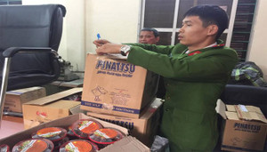 Hà Nội: Mua hàng trôi nổi về đóng 2.500 hộp ô mai nhái hiệu Phố Cổ bán dịp Tết