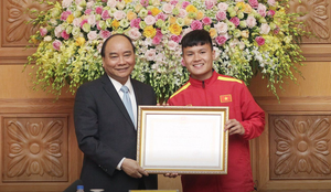 Thủ tướng trao Huân chương Lao động Hạng Nhì cho tiền vệ Nguyễn Quang Hải