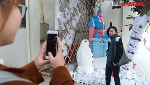 Clip: Trường ĐH Thăng Long Hà Nội rực rỡ không khí giáng sinh, nữ sinh thích thú