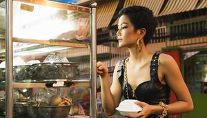 H'Hen Niê mặc đồ hiệu, mua bánh bao, ăn ốc nóng trong hẻm nhỏ Sài Gòn