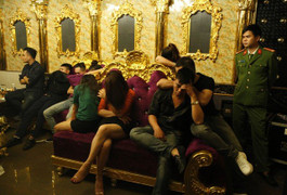 Hà Tĩnh: Nhóm cán bộ ngân hàng, giáo viên mở ‘tiệc ma túy’ trong quán karaoke