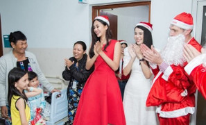 Hoa hậu 10X Tiểu Vy thực hiện điều ước Giáng sinh cho trẻ em có hoàn cảnh khó khăn