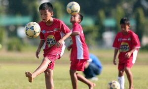 Bầu Đức: Nên mở thêm nhiều học viện bóng đá