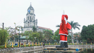 Ảnh: Ông già Noel khổng lồ nổi trên hồ nước ở Hà Nội