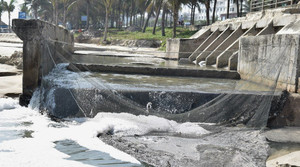 Đà Nẵng đặt lưới thu gom rác tại các cửa xả nước mưa ra biển