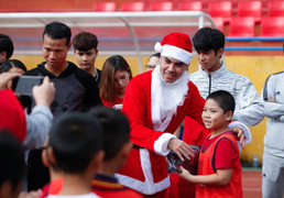 Đức Huy, Duy Mạnh hóa thân thành ông già Noel tại Hàng Đẫy