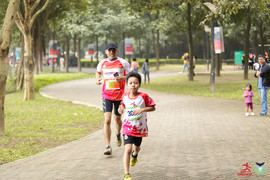 Học sinh cấp 1 ở Hà Nội thi chạy bộ gây quỹ từ thiện trước Giáng sinh