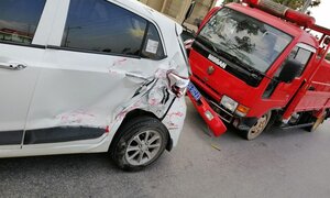 Xe cứu hỏa đâm liên hoàn 4 ô tô con trên phố Hà Nội