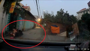 Bất cẩn để con vặn tay ga, xe lao thẳng vào tường