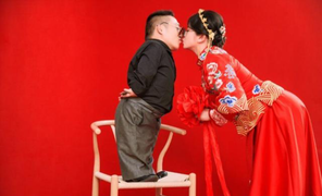 Bất chấp ngăn cản, cô gái xinh đẹp quyết lấy chồng cao 90 cm