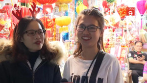 Video: Phố Hàng Mã, Hà Nội nhộn nhịp sắc màu Giáng sinh