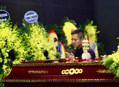 Video: Giới nghệ sĩ Hà Nội thất thần trước linh cữu NSND Anh Tú