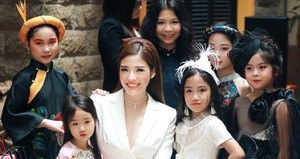 Hoa hậu Phan Hoàng Thu dạy catwalk cho gần 300 mẫu nhí Hà thành