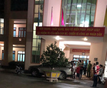 Bắt 2 nghi can đi ô tô sang chở 17.000 gói thuốc lá lậu