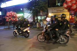 Video: Cảnh sát cơ động Hà Nội tuần tra xử phạt nhiều người đi chơi Noel 'quên' mũ bảo hiểm