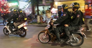 Ảnh: Theo chân chiến sỹ cảnh sát cơ động Hà Nội tuần tra trong đêm