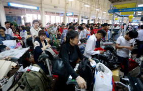 Tăng chuyến, nâng giá tới 3 lần, vé máy bay Tết vẫn cháy hàng