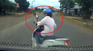 Clip: Thiếu nữ lái xe máy sang đường kiểu cảm tử, bị ô tô tông văng