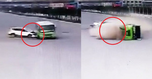 Clip: Ô tô con đột ngột tăng tốc, đâm xe buýt lật nhào thảm khốc