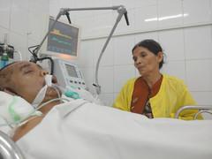 Người mẹ nghèo tuyệt vọng tìm trăm triệu đồng cứu con tai nạn giao thông lâm nguy