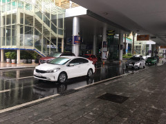 Đà Nẵng: Bị ngăn chặn chèo kéo khách, tài xế hất an ninh sân bay lên nắp capô