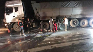 Ngã ra đường sau va chạm ô tô, hai người bị xe container cán chết ở Thái Nguyên