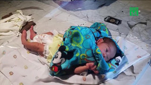 Bố mẹ cãi nhau, con 2 tuần tuổi bị bỏ rơi trong đêm