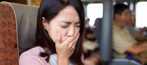 Vì sao đọc sách trên tàu xe khiến bạn có cảm giác buồn nôn?