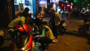 Video: Theo chân những người ở ngã ba chờ 'cấp cứu' xe máy ở Hà Nội