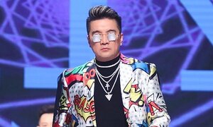 Đàm Vĩnh Hưng diện áo choàng họa tiết, lần hiếm hoi trình diễn thời trang