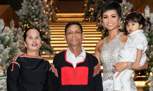 H’Hen Niê rơi nước mắt, cám ơn bố mẹ vì được theo đuổi đam mê