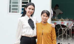 Hoa hậu Du lịch Thế giới 2018 Huỳnh Vy giản dị đi trao nhà tình thương, góp tiền xây cầu