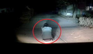 Clip: Người đàn ông ngồi giữa đường lúc 2 rưỡi sáng khiến tài xế ô tô hú vía