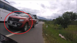 Clip: Ô tô bán tải vượt kiểu giết người, suýt gây họa thảm khốc cho biker