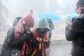 Không khí lạnh tràn về, Bắc Bộ chìm trong giá rét, Trung Bộ mưa lớn