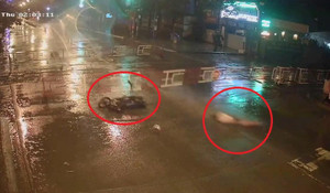 Clip: Xe máy tông sập rào chắn tàu hỏa, trượt hàng chục mét trên đường