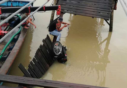 Sập cầu, 4 người rơi xuống sông ở Khánh Hòa