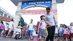 Học sinh Hà Nội uống nước nhiễm khuẩn: Phụ huynh nói gì?
