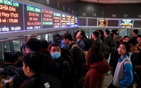 Video: Người dân đổ ra bến xe rời thủ đô về quê nghỉ lễ trong mưa rét