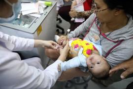 Phụ huynh lo lắng khi con nhập viện sau tiêm vaccine Combe Five