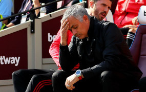 Jose Mourinho bị sa thải: Học trò phản thầy hay niềm tin bị phản bội?