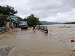Nước dâng cao, nhiều nơi ở Phú Yên bị chia cắt