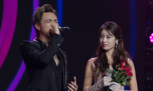 Ji Yeon ngượng ngùng khi được Soobin Hoàng Sơn tặng hoa trên sân khấu