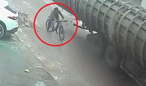 Clip: Tấm thép nặng 2 tấn rơi khỏi xe tải, đè chết người đi xe đạp