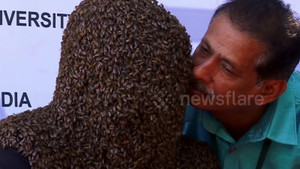 Video: Rùng mình ‘dị nhân’ để 60.000 con ong bâu kín mặt suốt 4 giờ